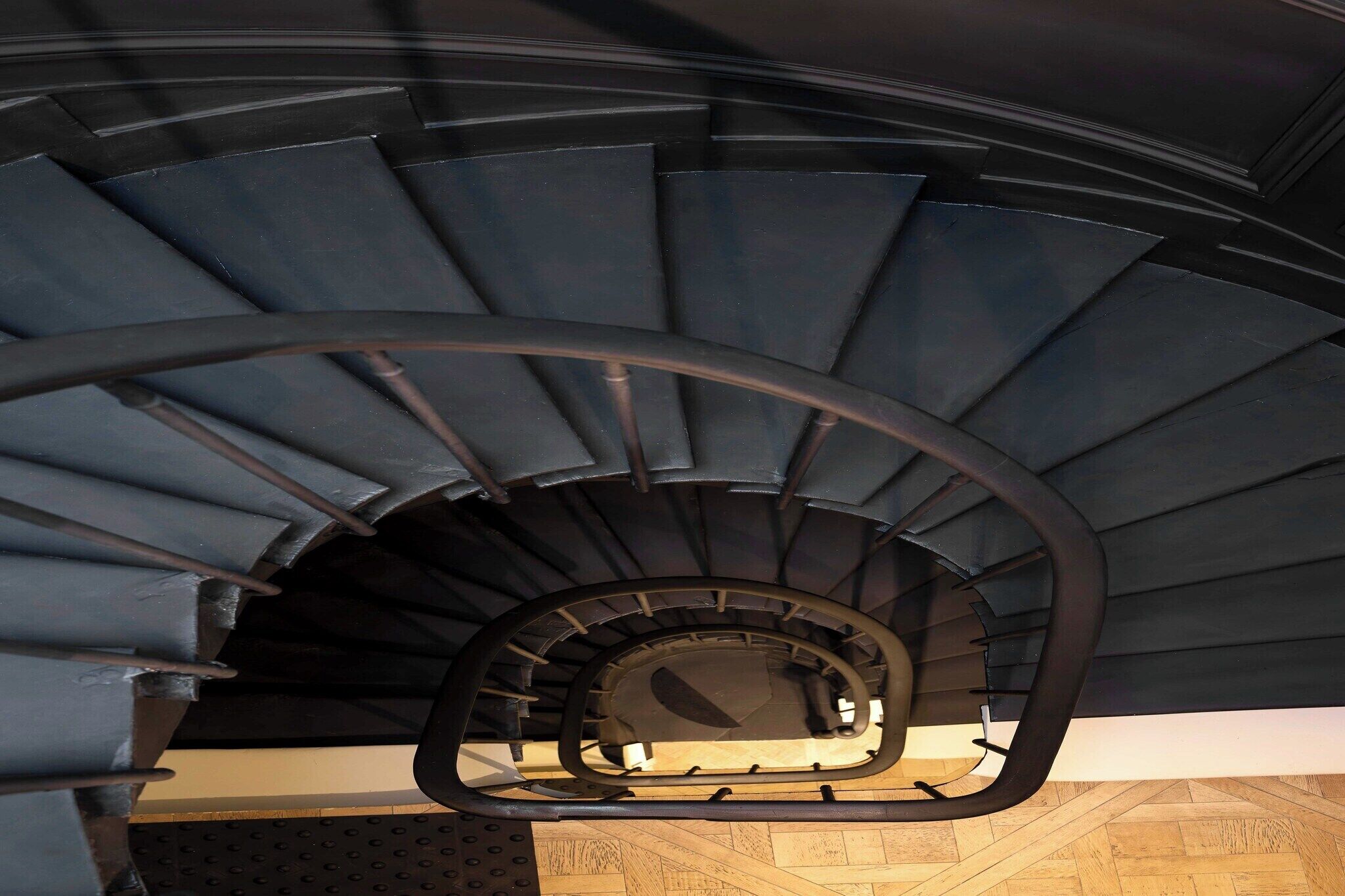Eine Wendeltreppe mit Metallgeländer.