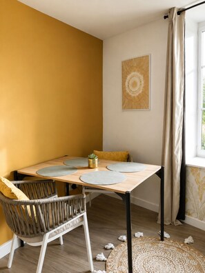 A dining area with a table, chairs, and a rug. - Studio on the shore of the Saint-Sernin-du-Bois pond (La Halte du Barrage) (Saint-Sernin-du-Bois)