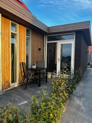 Outdoor dining - Vrbo Property (Aagtekerke)