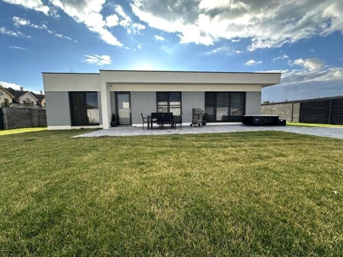 AC Apartment House with Jacuzzi, 9A