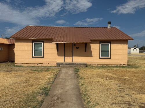 Spacious 3-bedroom/1-bath house in Crowell, Tx.