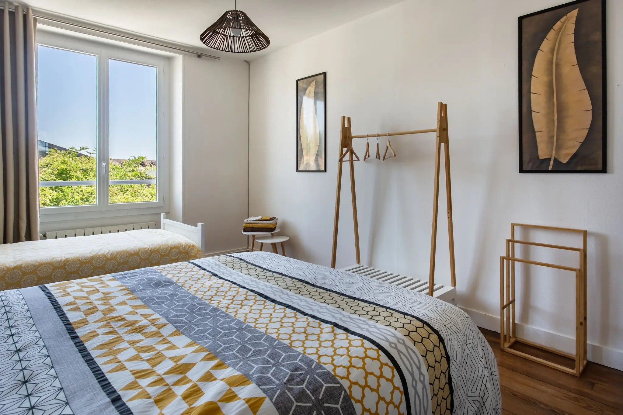 Iron/ironing board, bed sheets