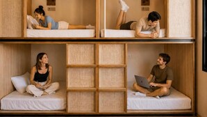 A multi-level room with two beds and a laptop on the lower level. - Cats San Sebastian (San Sebastian)