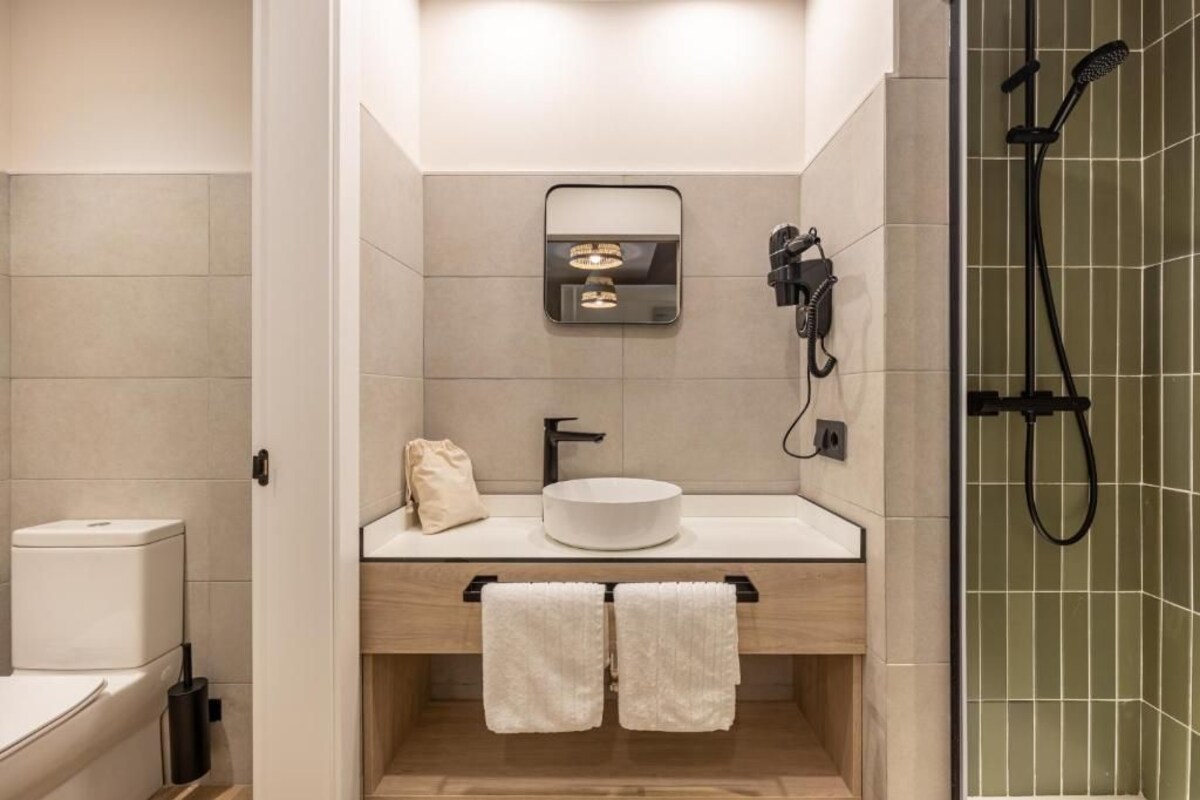 Une salle de bain moderne équipée de toilettes, d’un lavabo et d’une douche.
