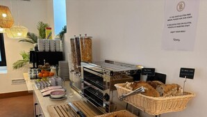 Un buffet de petit-déjeuner proposant une variété d'aliments et d'ustensiles.