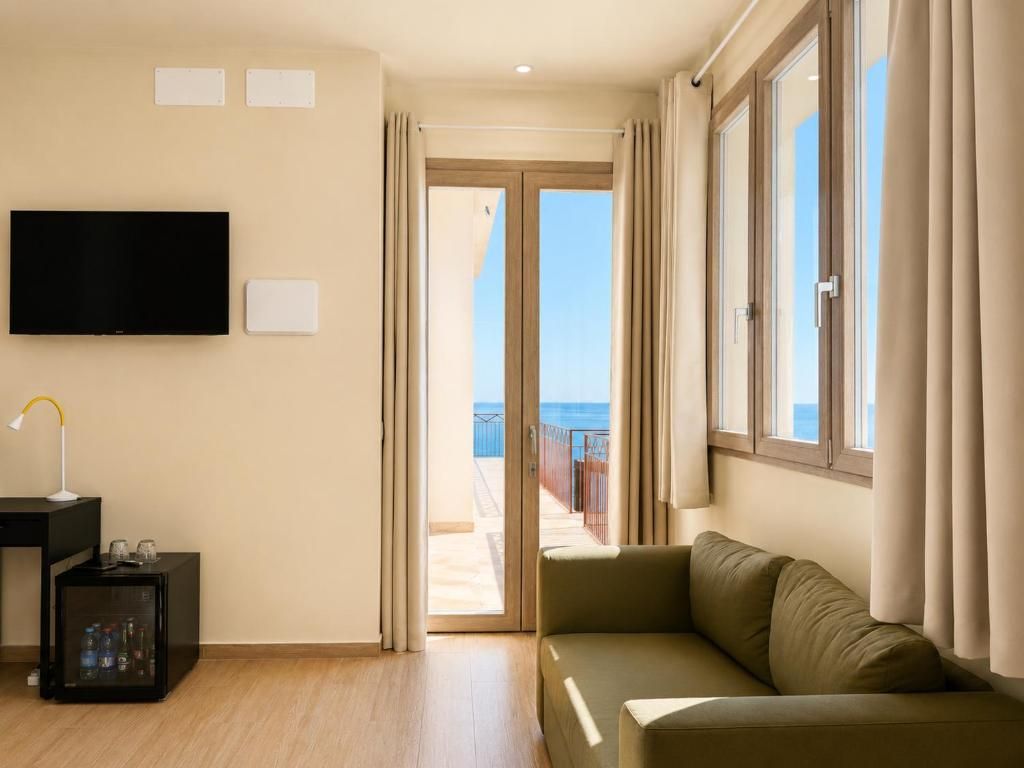 Executive Double Room, Balcony, Garden View | Living area
