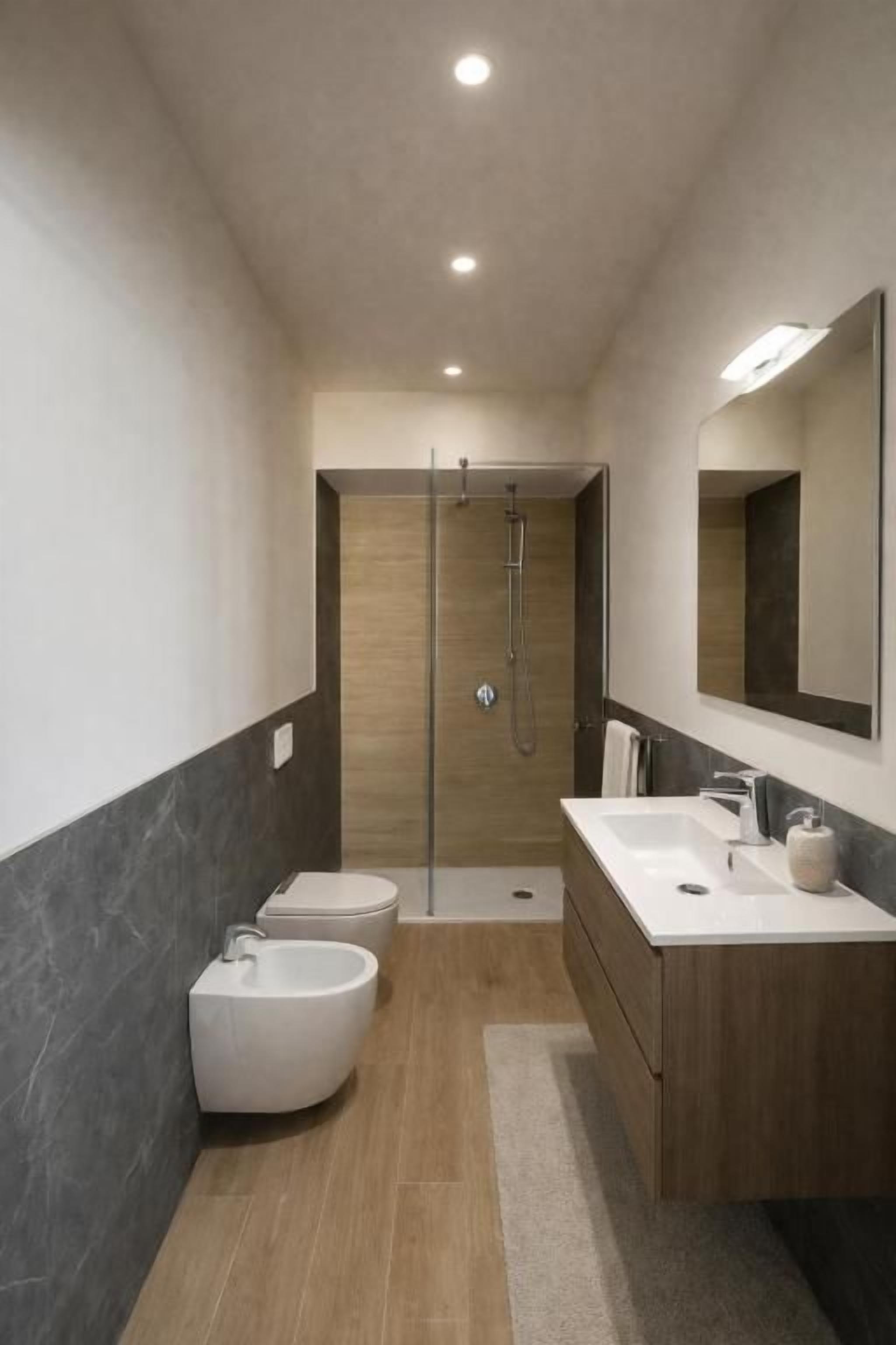Un bagno moderno con bidet, doccia e mobile lavabo con specchio.