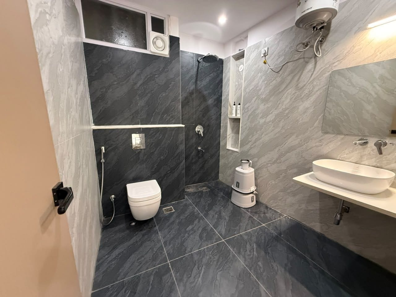 Un baño moderno con inodoro, ducha y lavamanos.