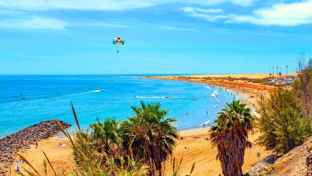 A beach with clear skies, a sandy shore, and a kite flying. - Las Brisas (San Bartolomé de Tirajana)