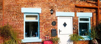 Quay West Cottage, seven min walk to beach with parking, garden & pet friendly!