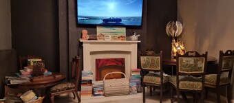 Quay West Cottage, seven min walk to beach with parking, garden & pet friendly!