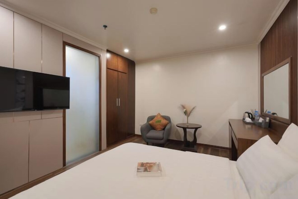 Minibar, caja de seguridad en la habitación y escritorio 