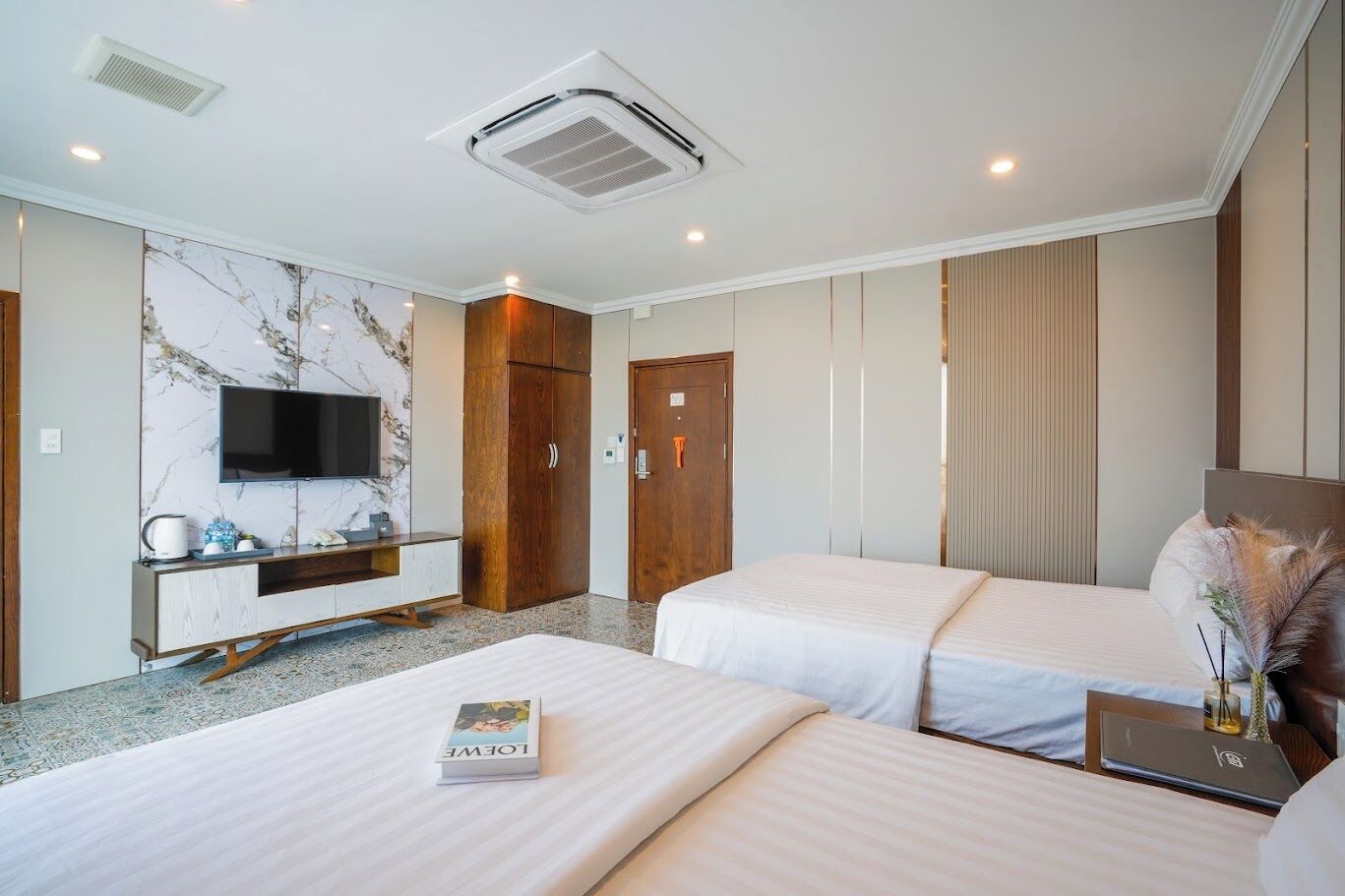 Deluxe Double or Twin Room | Minibar, in-room safe, desk, laptop workspace