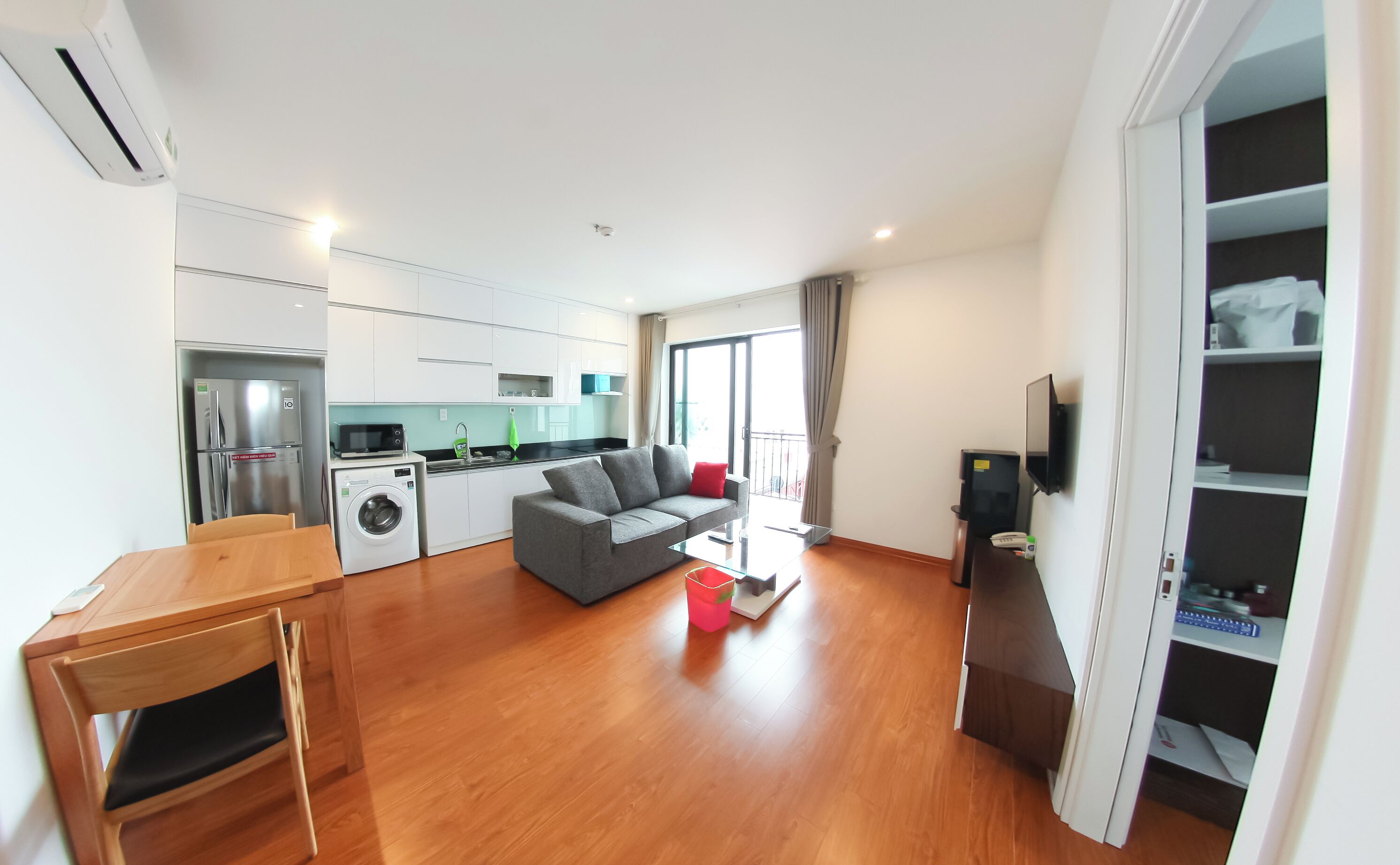 Eine moderne Wohnung mit Küche, Wohnbereich und Balkon.