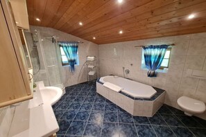 A bathroom with a bathtub, a shower, and a toilet. - Lauchlehen - Fewo Göll (Bischofswiesen)