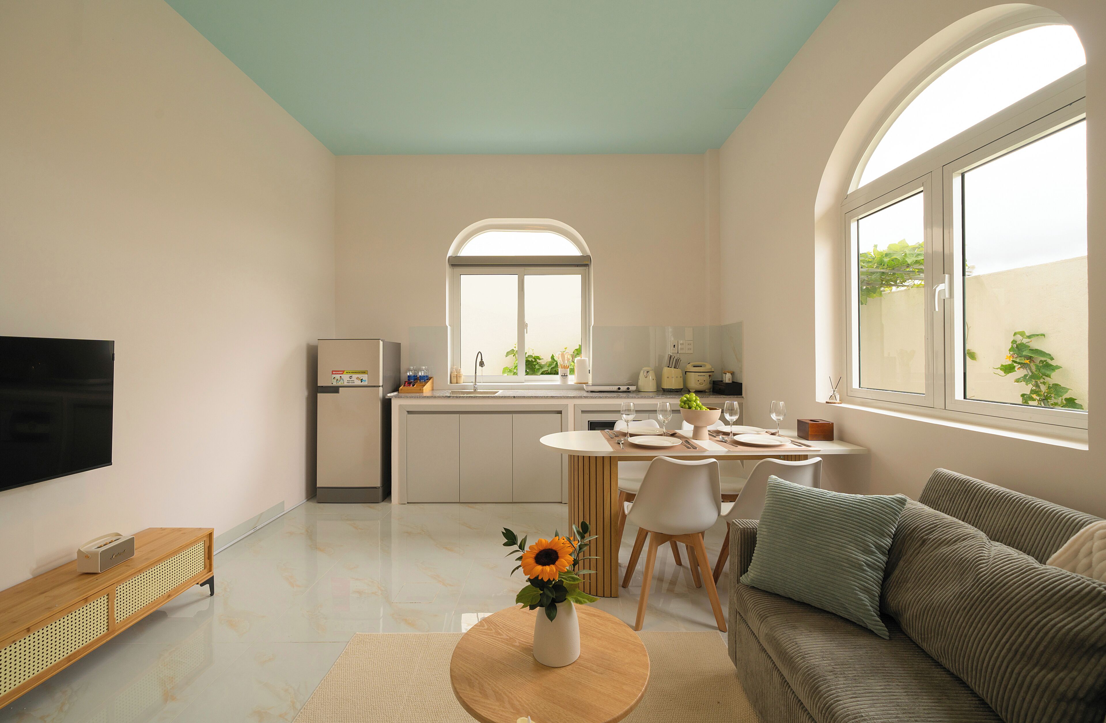 Un espace de vie moderne comprenant une cuisine, un coin repas et un espace détente.