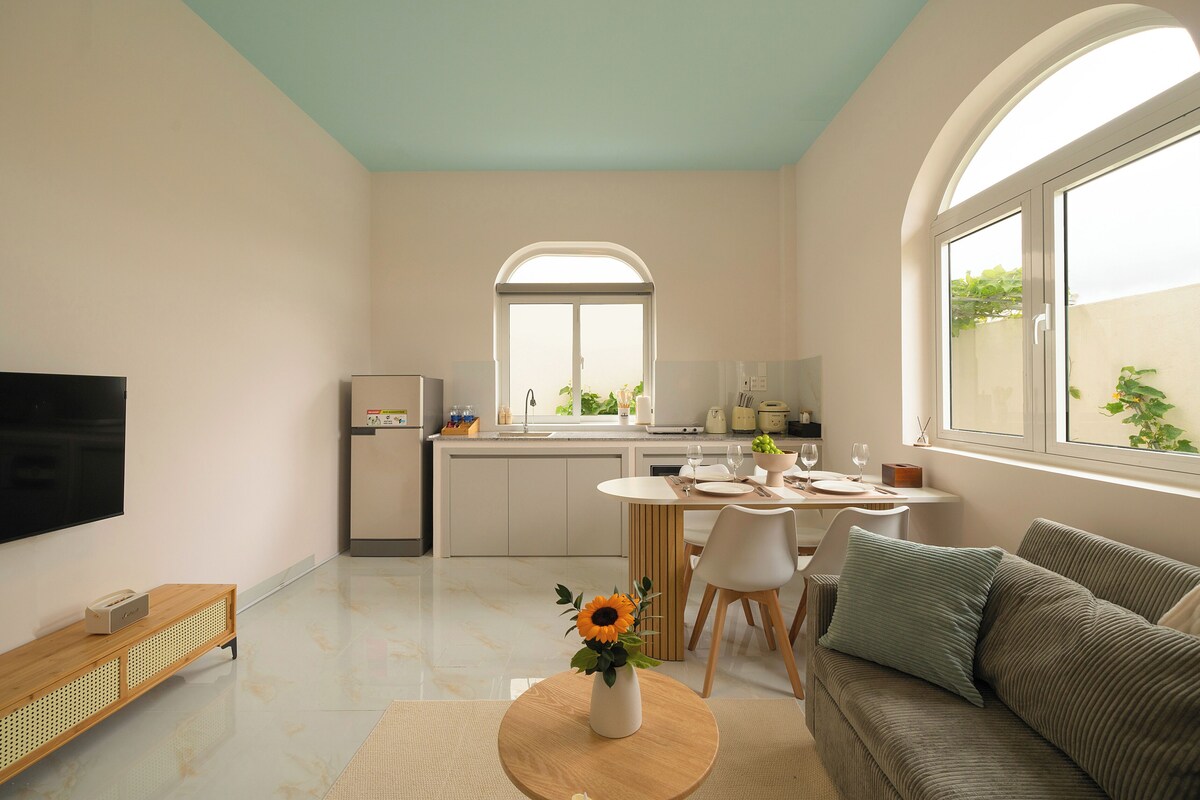 Een moderne woonruimte met een keuken, eetgedeelte en zithoek.
