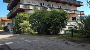 A multi-story building with balconies, a sign reading 'Haus Lilie,' and a street sign in the foreground. - 2 min to Tegernsee, Balcony, Sauna, Modern Kitchen (Bad Wiessee)