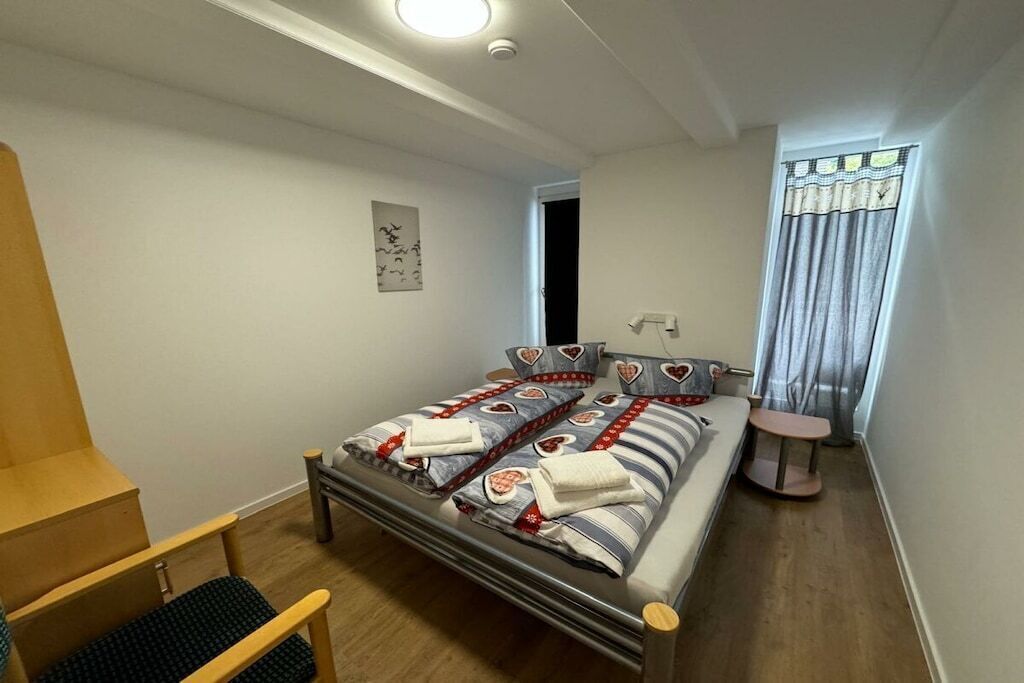 WiFi (free), bed sheets