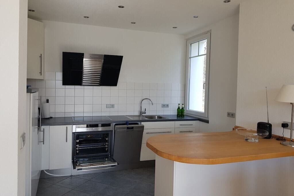 Coffee/tea maker, fridge, oven, stovetop
