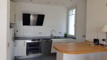 Coffee/tea maker, fridge, oven, stovetop