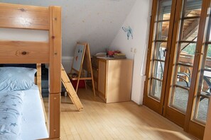 Una habitación con literas, un escritorio y una ventana.