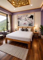 Quarto com uma cama grande, vista para uma floresta pela janela e luminária no teto.