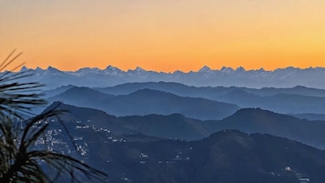 Un paisaje montañoso bajo un cielo despejado al atardecer.