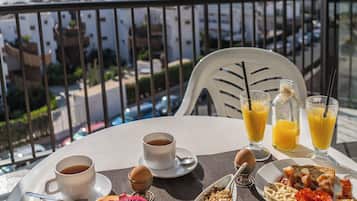 Apartamento clásico, balcón, vistas a la piscina | Restaurante al aire libre