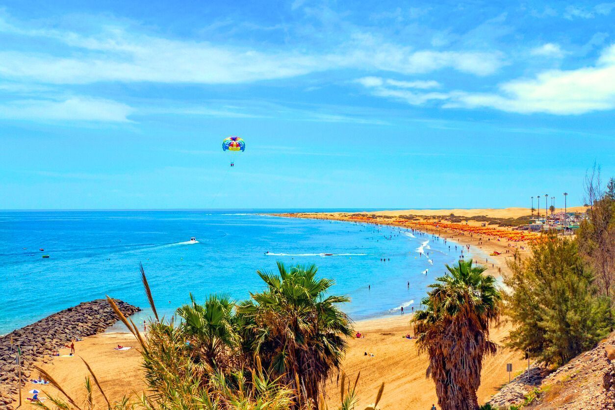 Una playa cerca, arena blanca