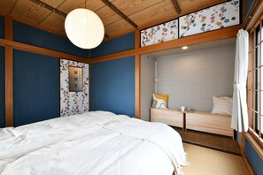 Tabla de planchar con plancha, wifi y ropa de cama