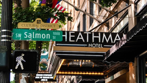 Vista d'un carrer amb un hotel anomenat 'HEATHMAN HOTEL' i una placa amb 'SW Salmon St'.