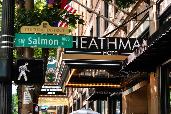 Une vue de rue avec un hôtel appelé « HEATHMAN HOTEL » et un panneau indiquant « SW Salmon St. ».