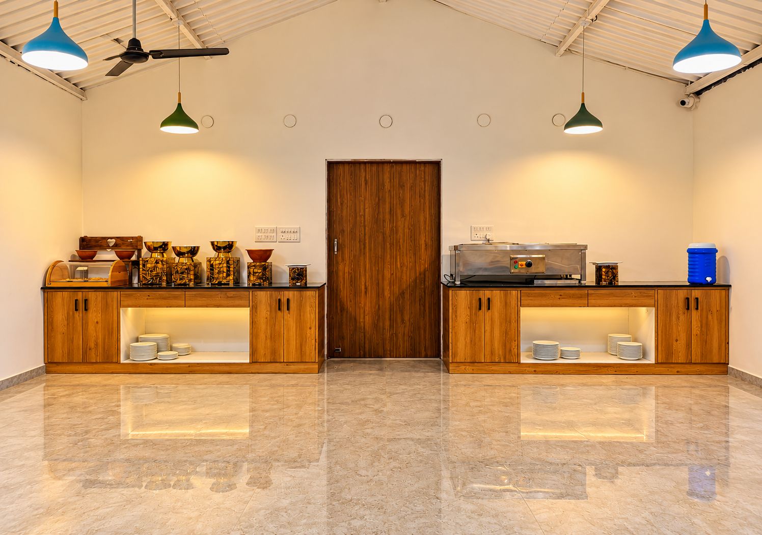 Una habitación con un armario de madera, una cafetera y un dispensador de agua.