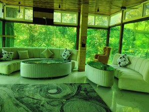 Una sala de estar moderna con un sofá modular, una mesa de centro redonda y un sillón individual.