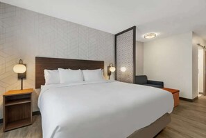 King bed with fresh linens, bedside lamps, and seating - Near The Shops at Dos Lagos | Full Kitchen & Gym (Corona)