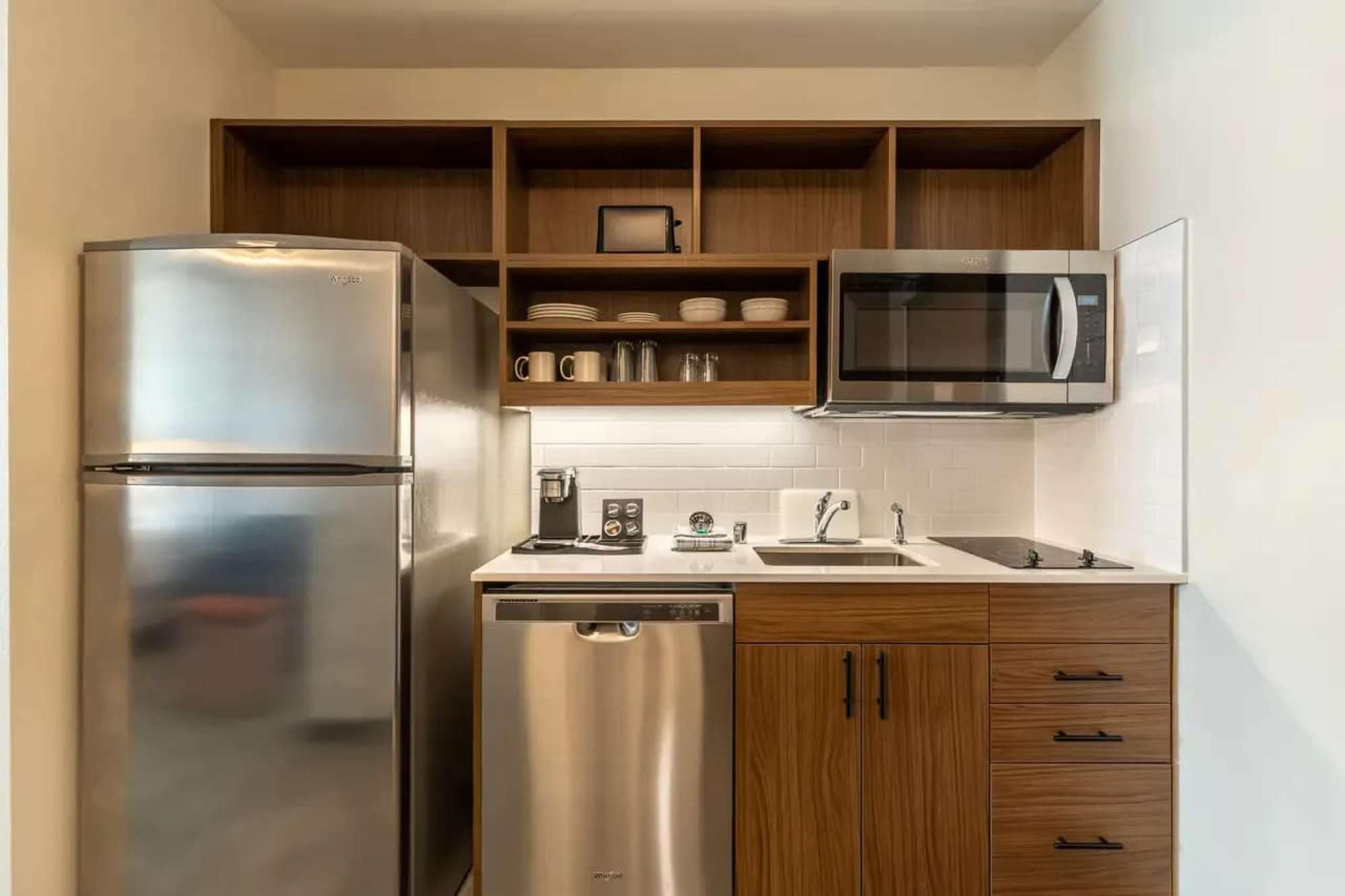Coffee/tea maker, fridge, microwave, stovetop