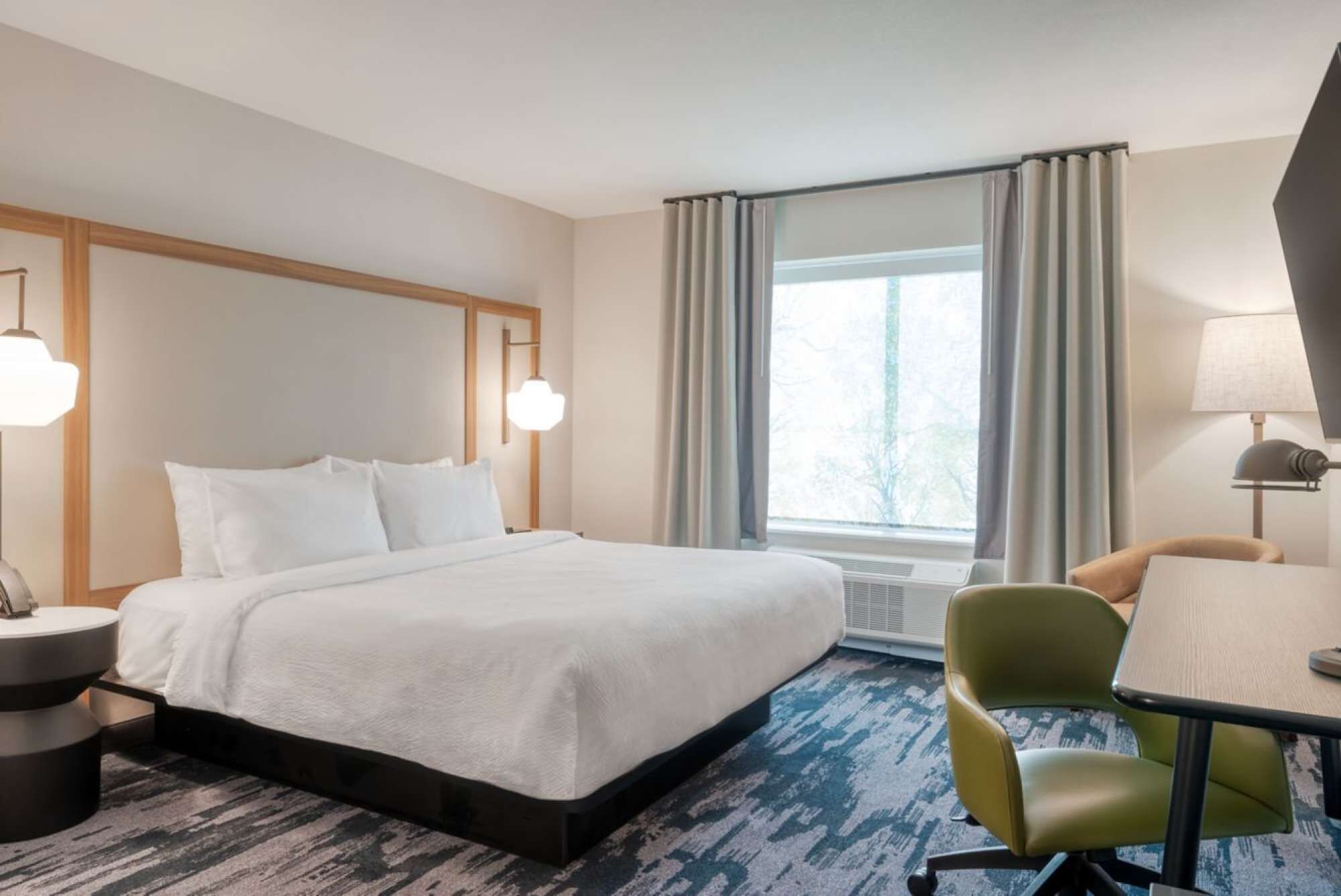 Desk, iron/ironing board, WiFi, bed sheets