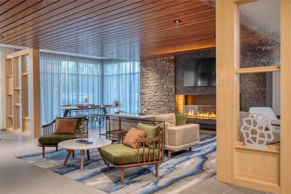A modern living room with a fireplace, comfortable seating, and a dining area. - Near Weissinger Hills Golf Course + Free Breakfast (Shelbyville)