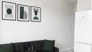 Living area - House Sleeps 6 With Garden (Coventry)