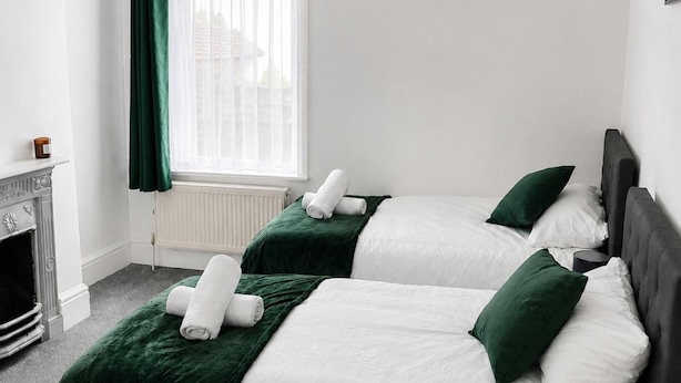 3 bedrooms, iron/ironing board, free WiFi, bed sheets - House Sleeps 6 With Garden (Coventry)