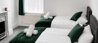 House Sleeps 6 With Garden