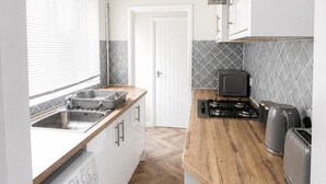 Fridge, microwave, oven, stovetop - House Sleeps 6 With Garden (Coventry)