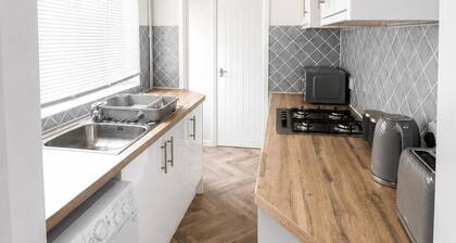 House Sleeps 6 With Garden