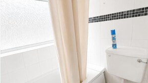 Bañera con ducha, bañera profunda, toallas