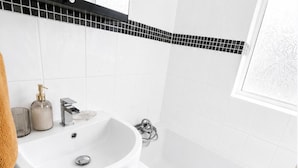 Combined shower/bathtub, deep-soaking bathtub, towels - House Sleeps 6 With Garden (Coventry)