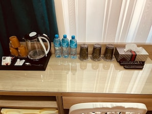 Phòng đôi hoặc 2 giường đơn tiện nghi đơn giản, quang cảnh thành phố | Cà phê và/hoặc dụng cụ pha