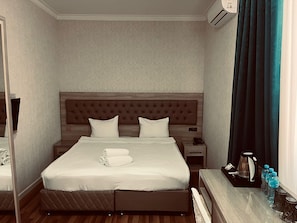 Phòng đôi hoặc 2 giường đơn tiện nghi đơn giản, quang cảnh thành phố