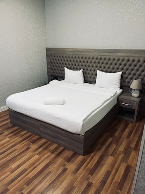 Phòng đôi hoặc 2 giường đơn tiện nghi đơn giản, quang cảnh thành phố