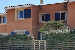A residential building with multiple windows, some with shutters, and a satellite dish on the roof. - Comfortable atmosphere at the bathing lagoon (Gruissan-Les Ayguades)